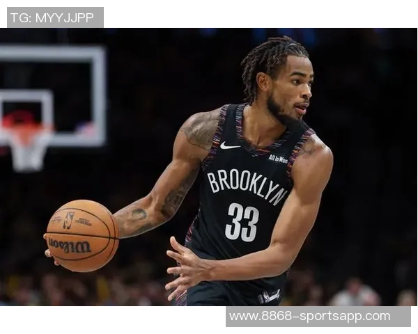 克拉克斯顿半场表现出色11投6中贡献13分7篮板2助攻1抢断