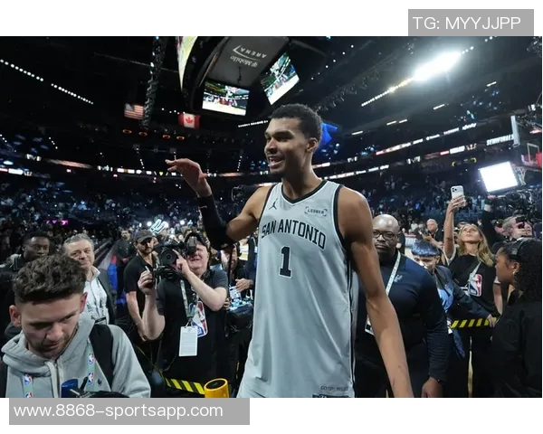 米奇约翰逊赞文班身体健康重返球场令人振奋